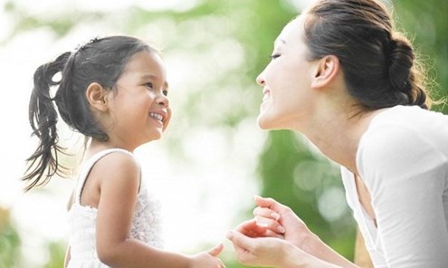 Cha mẹ thay đổi cách nói năng để dạy con lịch sự và suy nghĩ tích cực